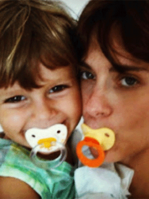 De chupeta, Carolina Dieckmann comemora aniversário do filho e se declara em rede social