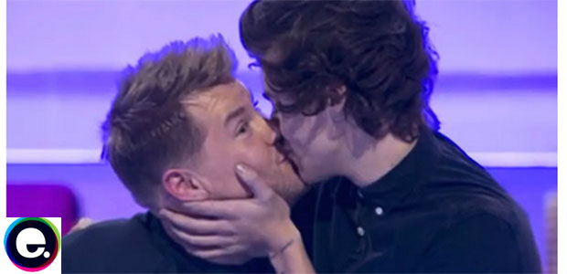 Harry Styles dá beijo em apresentador. Veja!