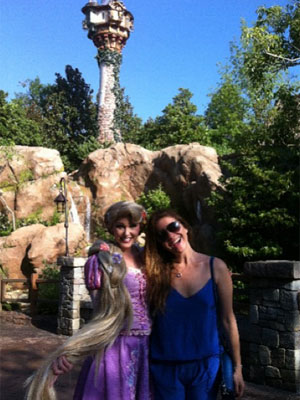 Giovanna Antonelli posa ao lado de princesa na <i>Disney</i>, veja a foto!
