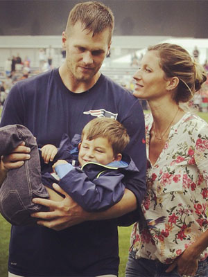 Gisele Bündchen e Benjamin visitam Tom Brady no treino