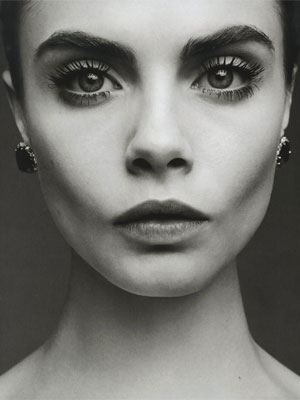 Cara Delevingne diminui a busca por pinças e dita moda com sobrancelha