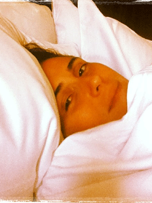 Com febre e dor de garganta, Giovanna Antonelli posta foto enrolada no cobertor