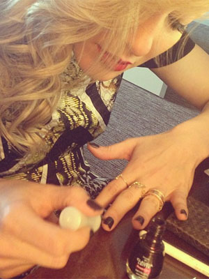Claudia Leitte faz as próprias unhas