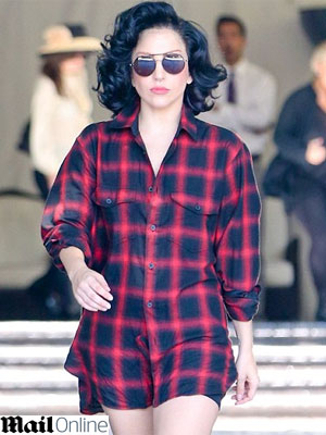Lady Gaga revela novo visual. Confira!