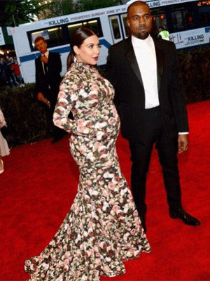 Kim Kardashian e Kanye West levam North West para o funeral do bisavô
