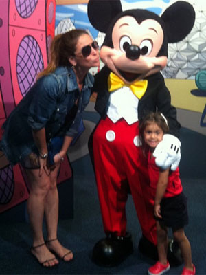 De férias na <i>Disney</i>, Giovanna Antonelli dá um beijo no Mickey