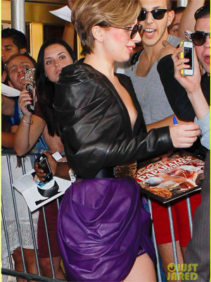 Lady Gaga usa fita adesiva para evitar mostrar demais