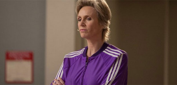 Jane Lynch fala sobre voltar para <i>Glee</i> sem Cory Monteith