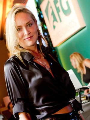 Sharon Stone acha seu <i>status</i> de símbolo sexual algo <i>hilário</i>