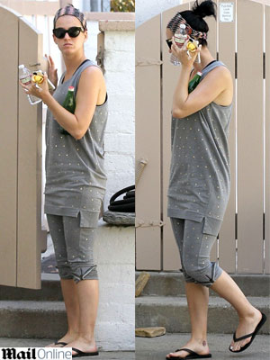 Sem maquiagem, Katy Perry aposta em visual casual para dia de folga