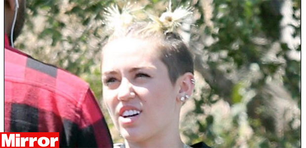 Após admitir que está deixando o cabelo crescer, Miley Cyrus usa penteado diferente