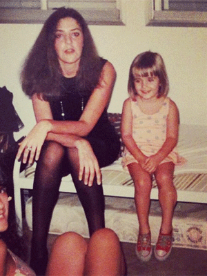 Loira, Maria Casadevall posta foto da infância, veja aqui!
