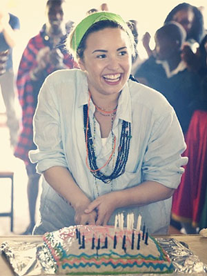 Demi Lovato ganha cabra de aniversário