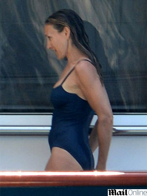 Sarah Jessica Parker é flagrada ajeitando maiô, veja a foto!