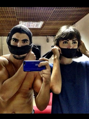 Sem camisa, Caio Castro posta foto ao lado de Maria Casadevall