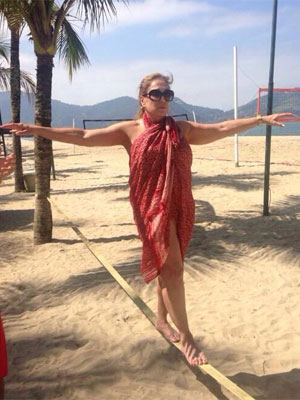 Susana Vieira pratica <i>slackline</i> e diz : <i>-vovó na cordinha</i>