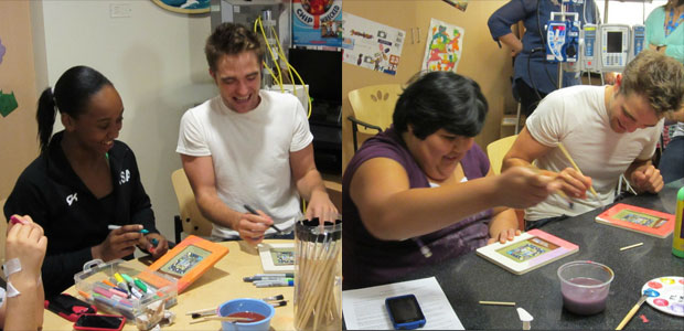 Robert Pattinson faz visita surpresa em hospital infantil