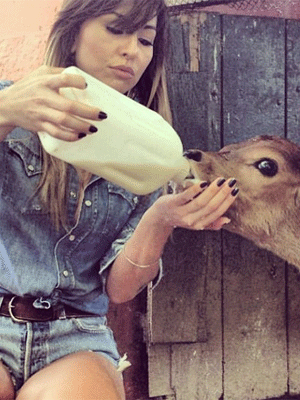 Sabrina Sato dá leite para um bezerro. Entenda!