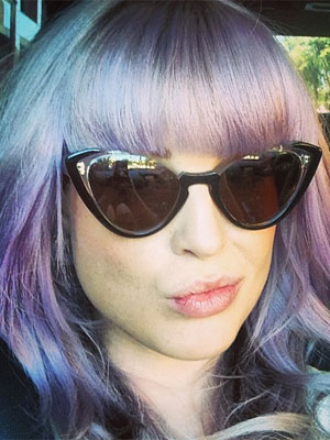 Kelly Osbourne adota franja, veja o resultado!