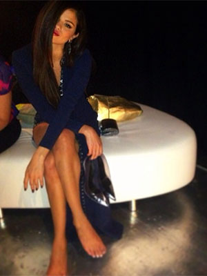 Selena Gomez posa descalça depois do <i>VMA</i>