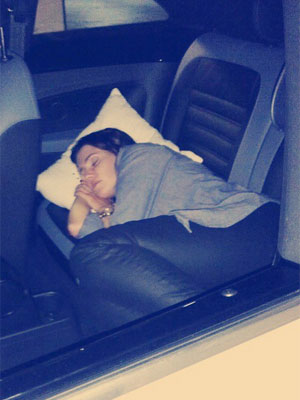 Deborah Secco é flagrada dormindo no carro