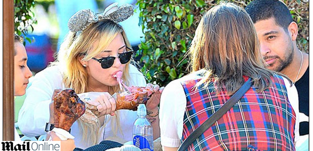 Demi Lovato devora coxa de peru gigante na <i>Disney</i>