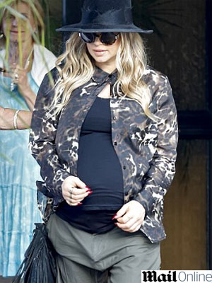 Fergie vai à igreja com o marido na reta final da gravidez, veja!