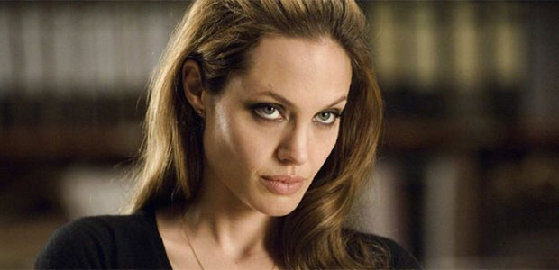 Pai de Angelina Jolie revela que filha está pronta para voltar ao trabalho após cirurgia