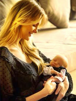Carol Trentini posta primeira foto com seu filho