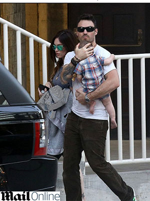 Sem confirmar a gravidez, Megan Fox esconde a barriga em passeio