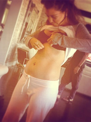 Kourtney Kardashian aparece com barriguinha saliente em foto