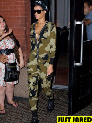 Rihanna é flagrada com macacão militar, veja aqui o <i>look</i> da cantora!