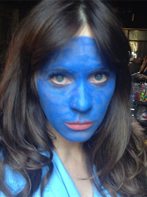 Zooey Deschanel aparece com o rosto azul em foto