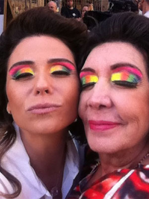 Giovanna Antonelli posa com maquiagem colorida em <i>set</i> de gravação