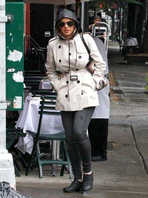 Lindsay Lohan tenta se proteger da chuva durante passeio
