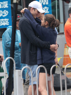 Mila Kunis e Ashton Kutcher são flagrados em clima de romance na China