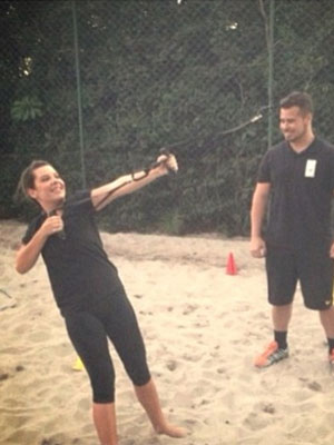 Fernanda Souza faz treino na praia, confira!