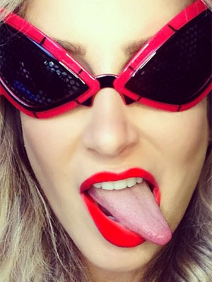 Claudia Leitte usa óculos do <i>Homem Aranha</i> e mostra foto