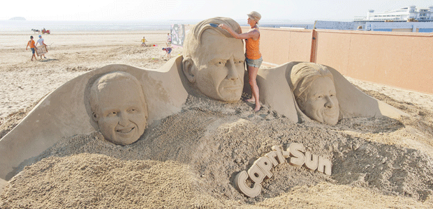 Artista esculpe David Beckham, Brad Pitt e Príncipe William na areia