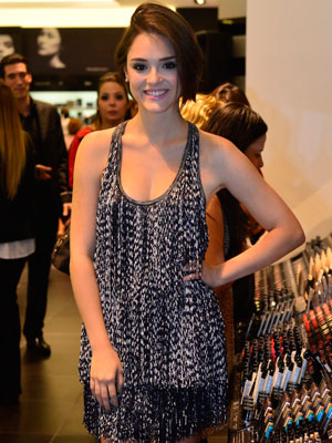 Isabelle Drummond comparece a evento de <i>beauté</i>