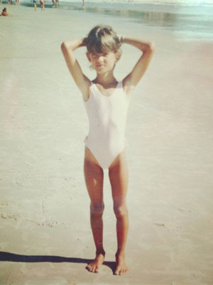 Alessandra Ambrósio publica imagem de quando era criança