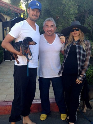 Fergie contrata adestrador de cães para chegada de seu primeiro filho