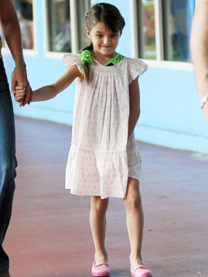 Suri Cruise quebra o braço
