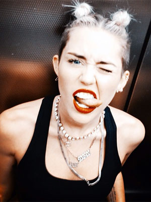 - <i> As pessoas fazem coisas estúpidas quando estão confusas</i>, diz Miley Cyrus