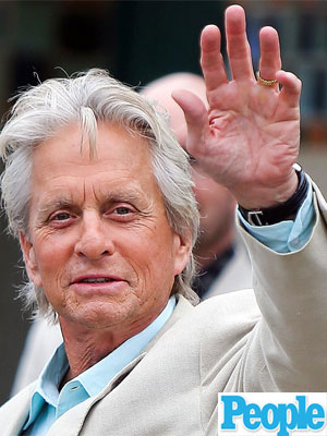 Apesar de separação, Michael Douglas é flagrado usando aliança de casamento