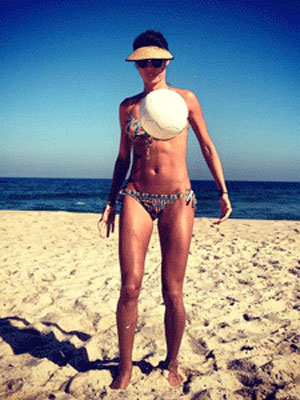 Com a barriga malhada e de biquíni, Thaila Ayala publica foto na praia