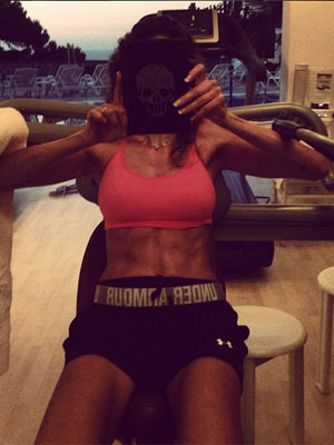 Luciana Gimenez compartilha foto de barriga chapada