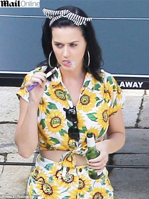 Com conjunto retrô florido, Katy Perry celebra feriado norte-americano com amigos