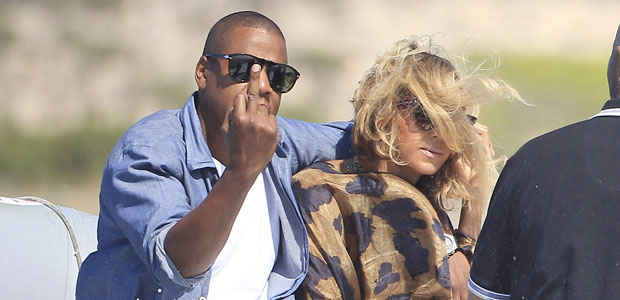 Durante passeio com Beyoncé, Jay-Z faz gesto obsceno a fotógrafos