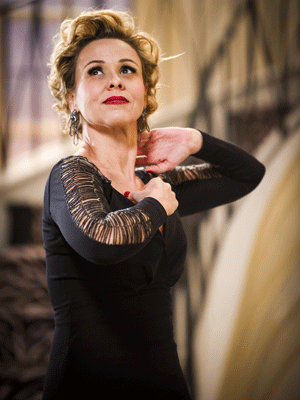 Giulia Gam diz que gostaria de convite para posar nua